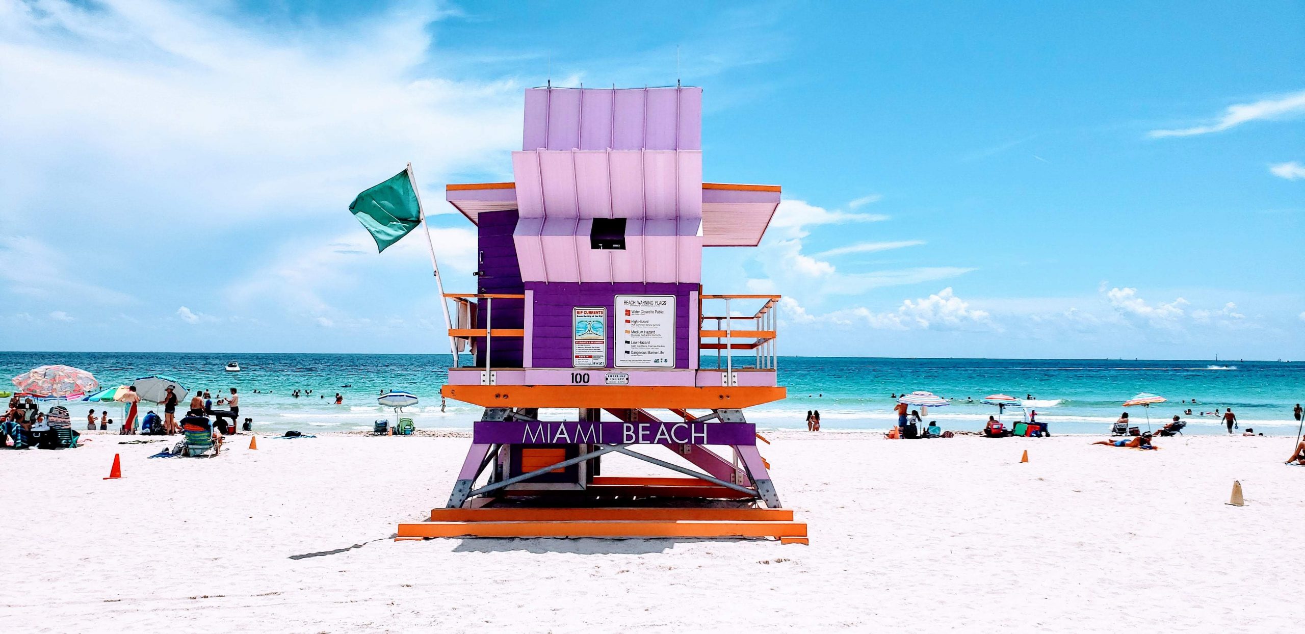 Les célèbres cabanes de plage des sauveteurs de Miami Beach réinventées.