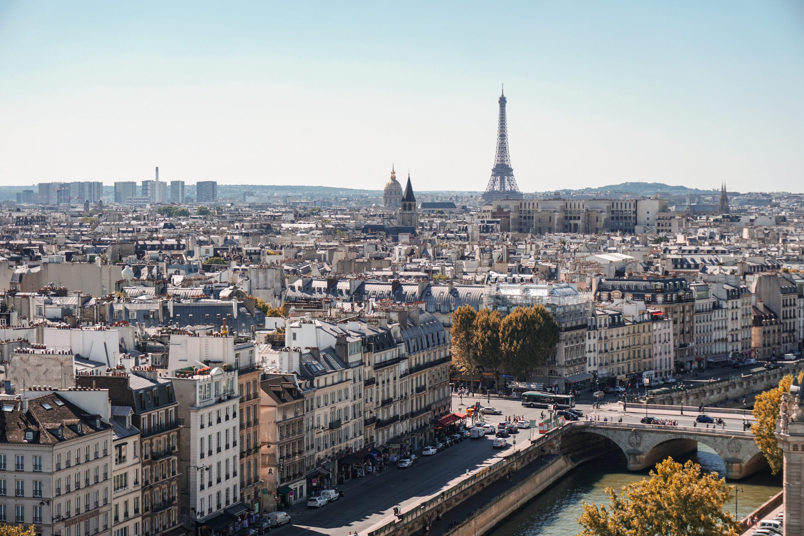 Prendre le dessus : Paris vue depuis les bars sur les toits